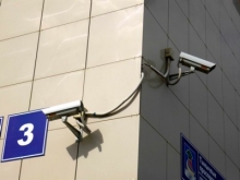 Челнинец похитил 3 фонаря и 5 батареек с витрины магазина